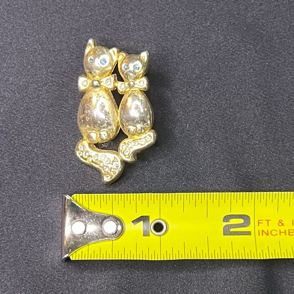 Vintage Gold Tone Cat / Kitten Brooch / Pin With Faux Diamond Aquamarine Gems - Picture 5 of 6